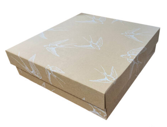 Коробка 330*330*100мм (ластівки) білі на крафті - фото